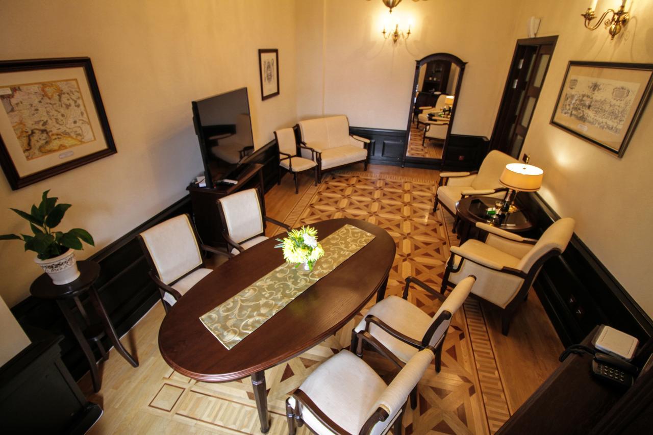 Palace Hotel 니아스비즈 외부 사진